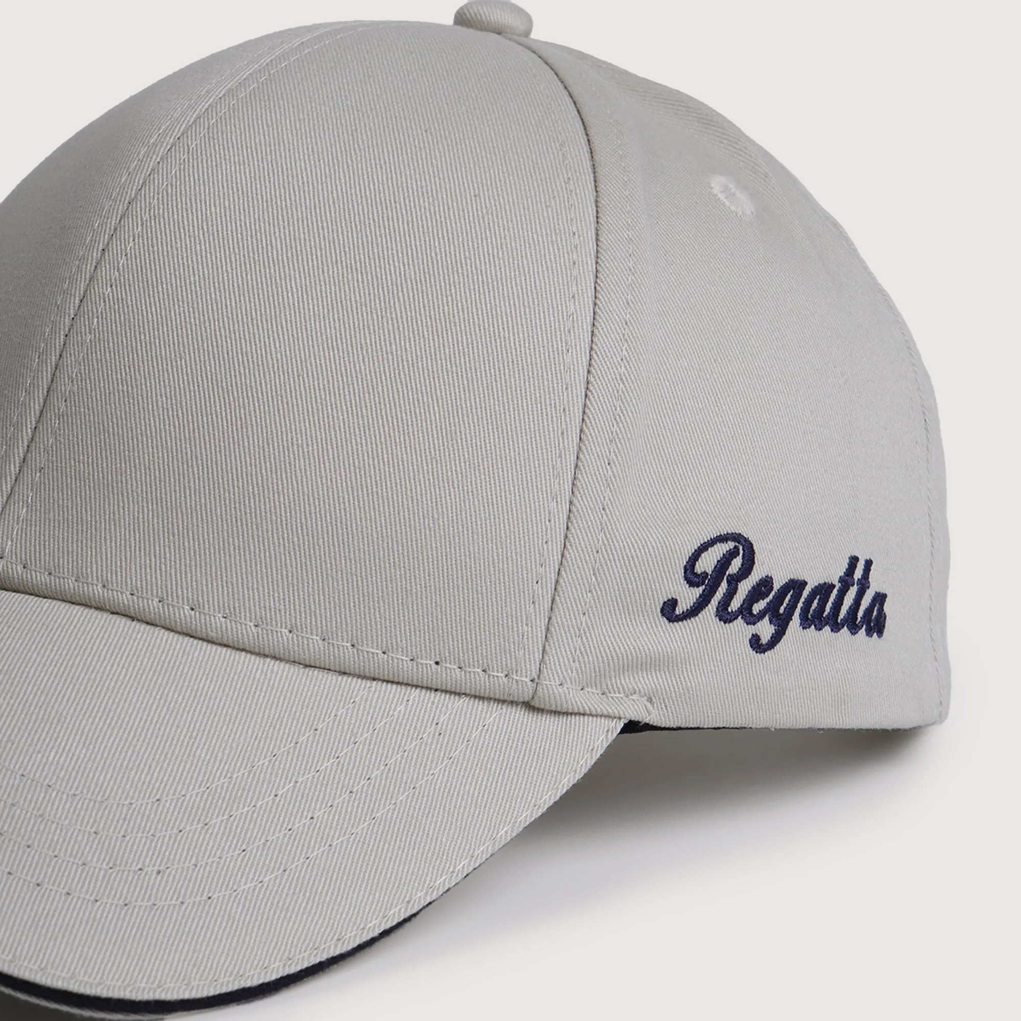 Regatta- Baseball Cap With Contrast Visor Sandwich